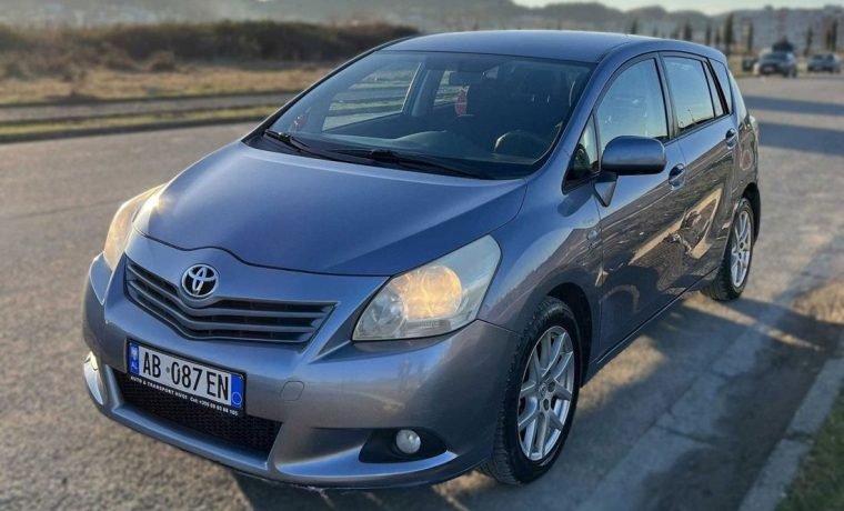 Toyota Verso Blue