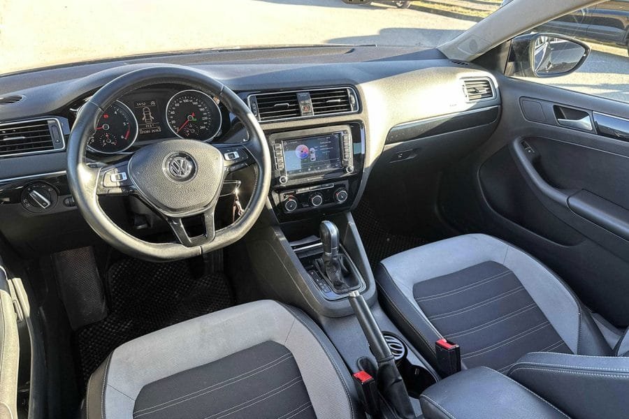 Volkswagen Jetta Black 2.0 tdi