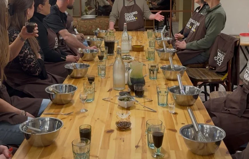 Tirana Unlocked: Tour di Tirana di un giorno intero con caccia al tesoro, degustazione di birra e lezione di cucina